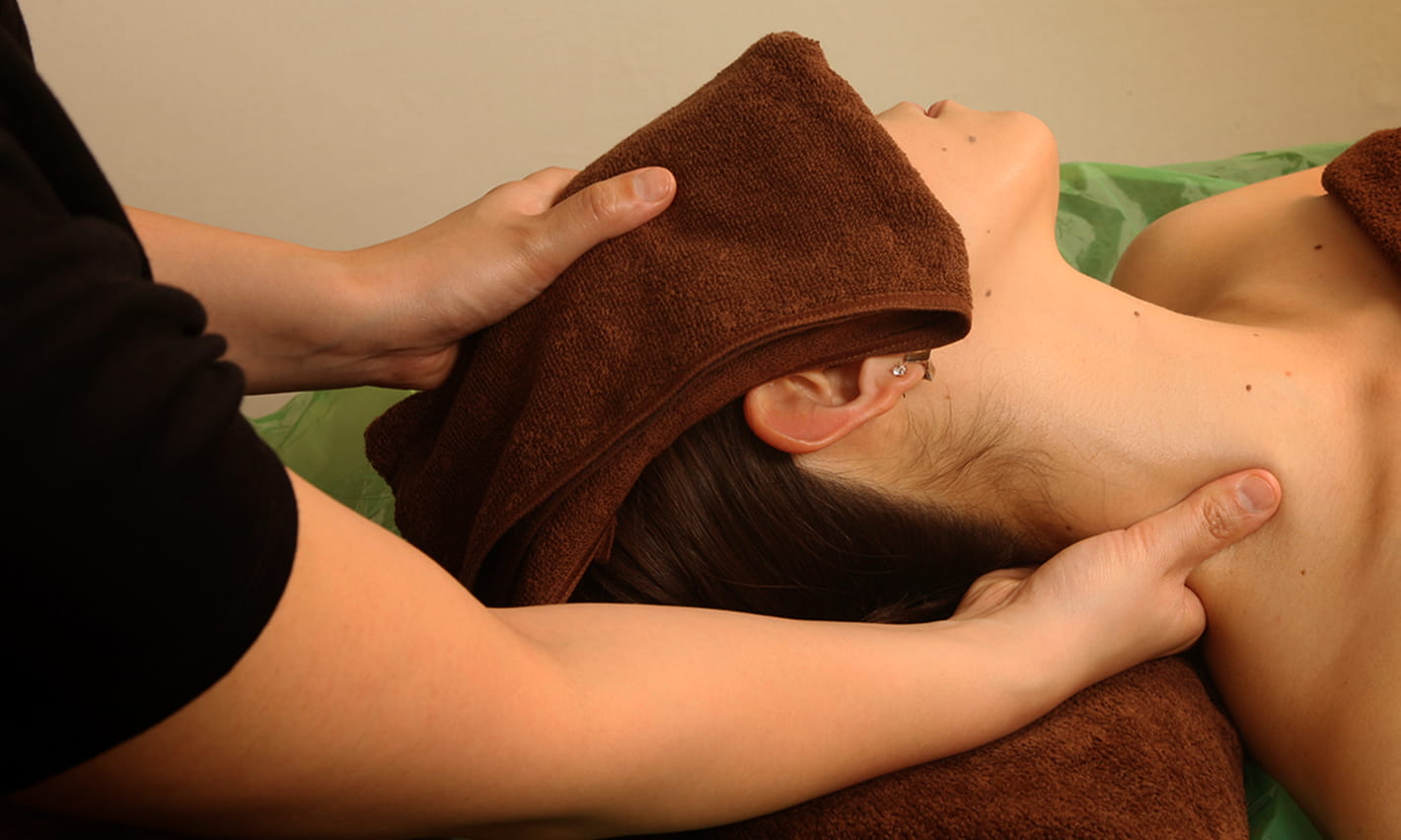 写真：痩身インドエステ施術